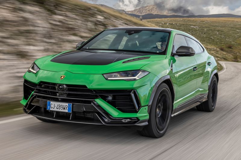 The New 2023 Lamborghini Urus Performante