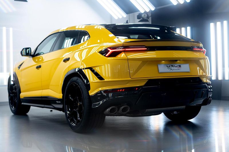 The New 2023 Lamborghini Urus Performante