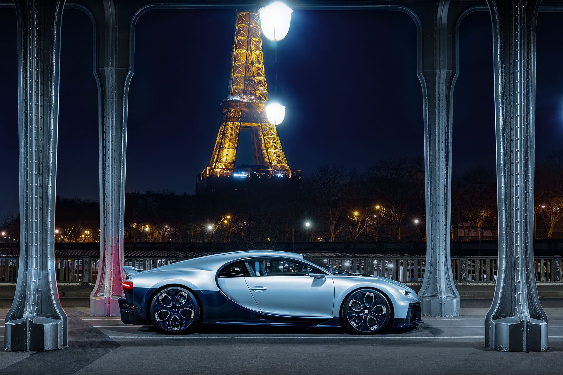 Bugatti Chiron on a flying visit to the Fondation Louis Vuitton – Bugatti  Newsroom