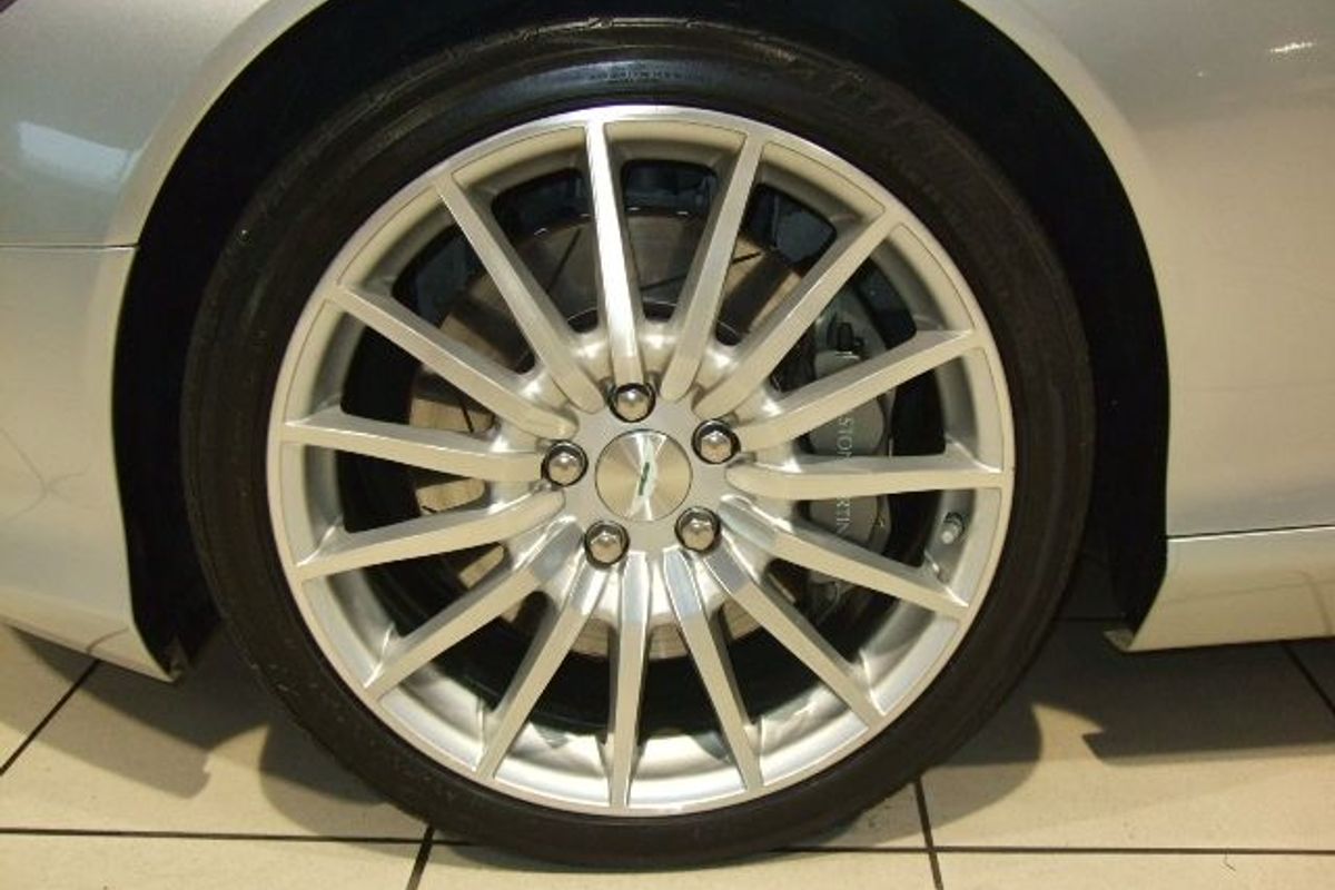 ASTON MARTIN DB9 Volante