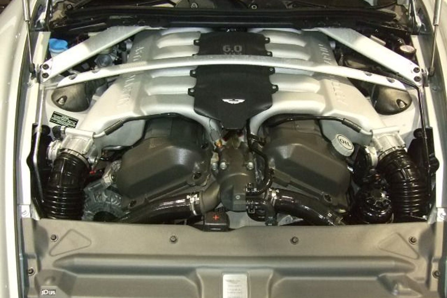 ASTON MARTIN DB9 Volante