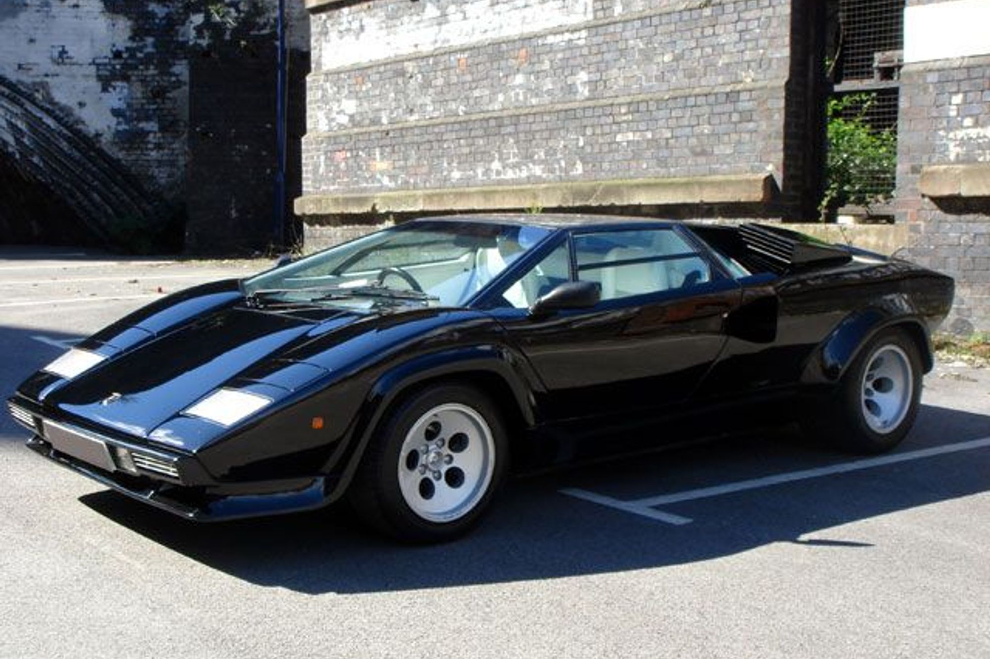 1983 LAMBORGHINI Countach Previously Sold | AMARI™ Supercars