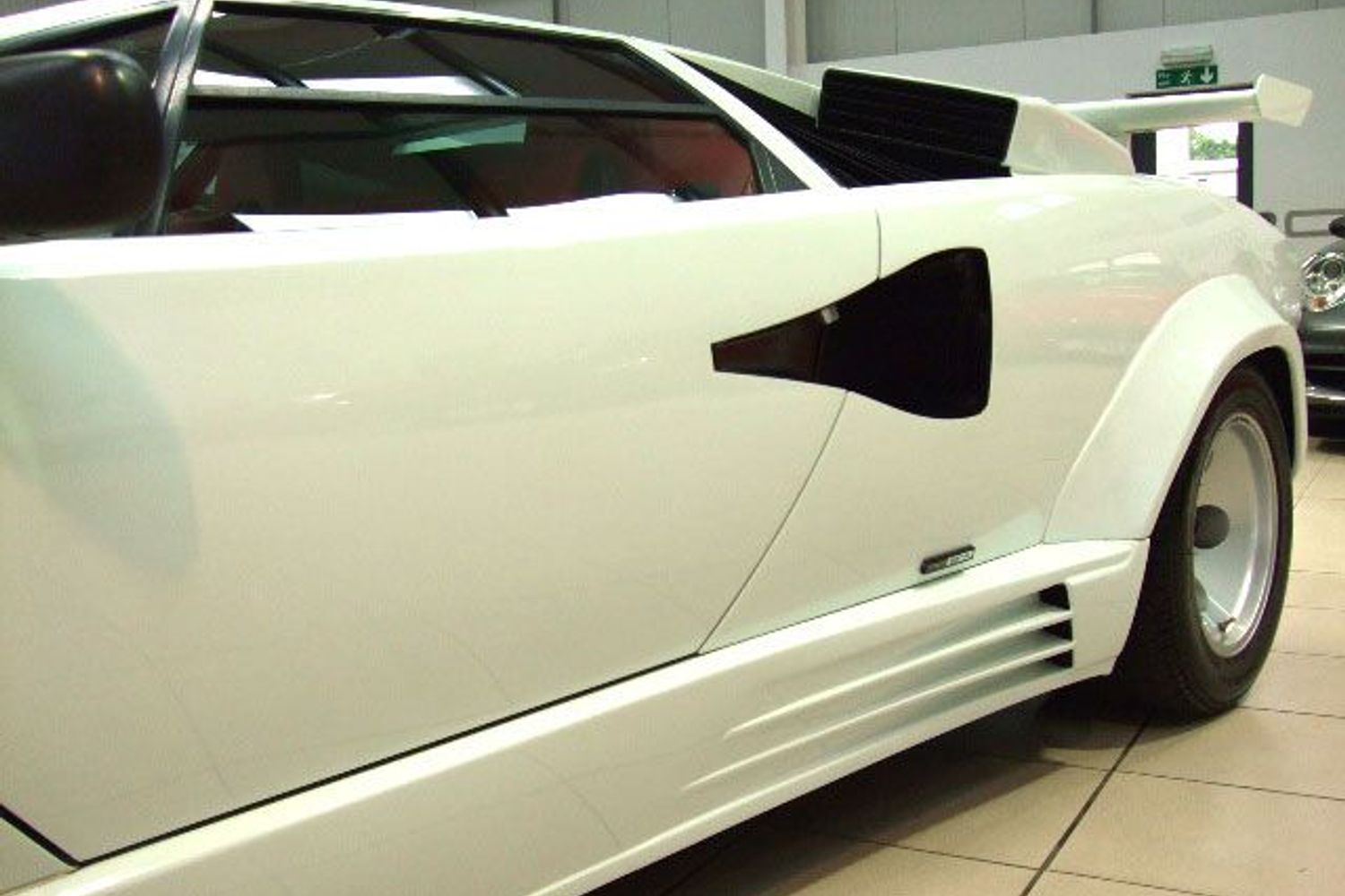 LAMBORGHINI Countach Side Skirted 88 1/2 QV