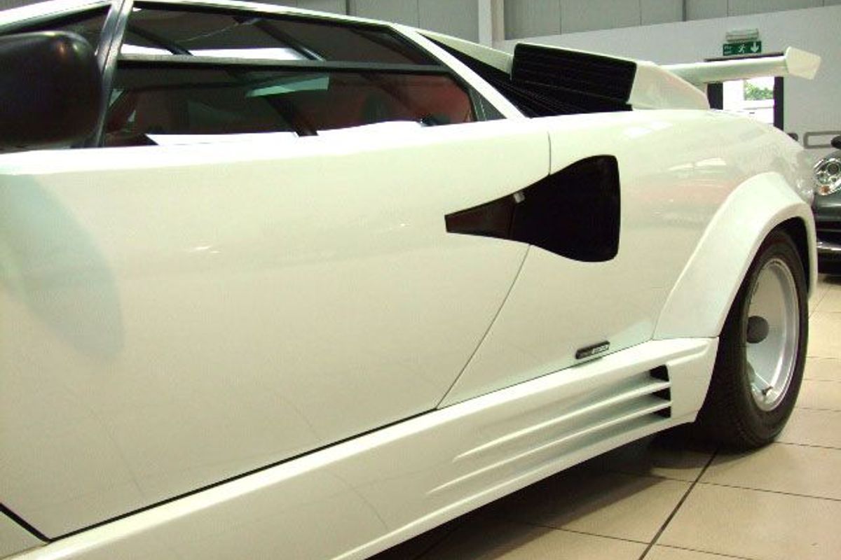 LAMBORGHINI Countach Side Skirted 88 1/2 QV