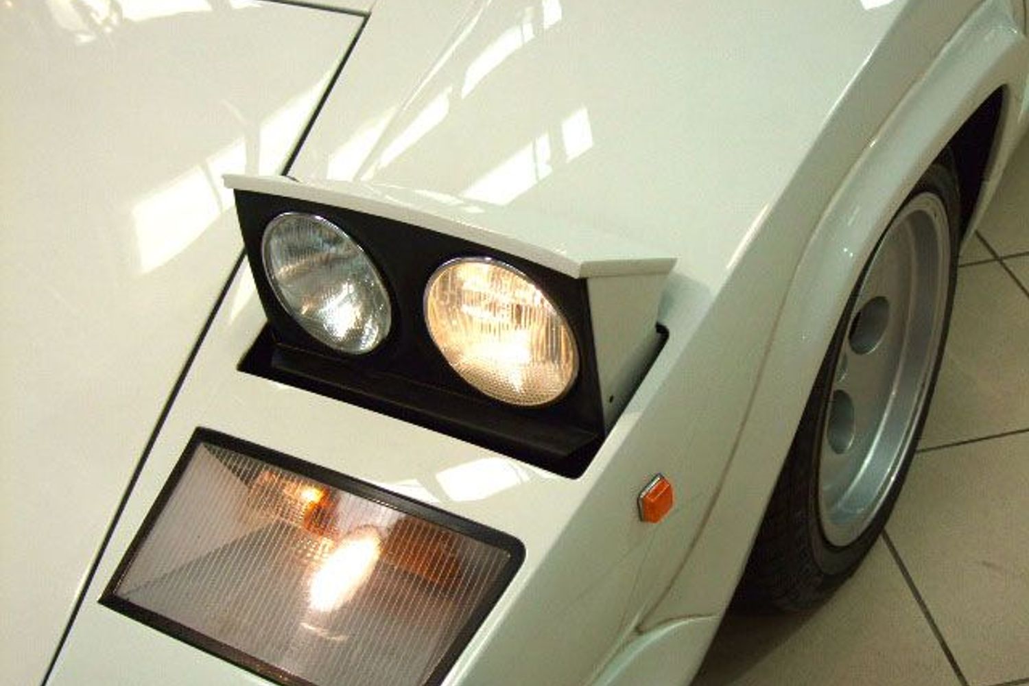 LAMBORGHINI Countach Side Skirted 88 1/2 QV