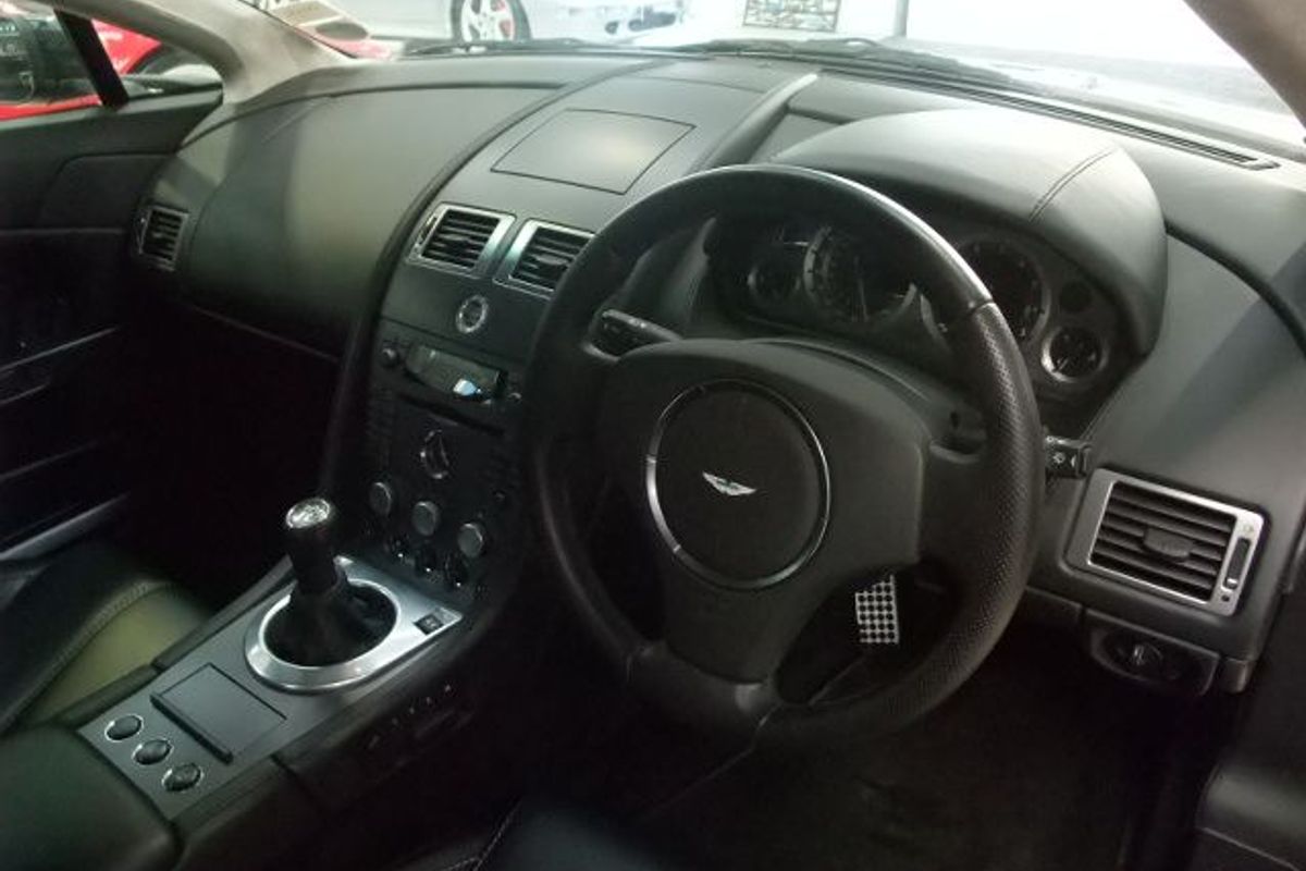 ASTON MARTIN Vantage AMV8