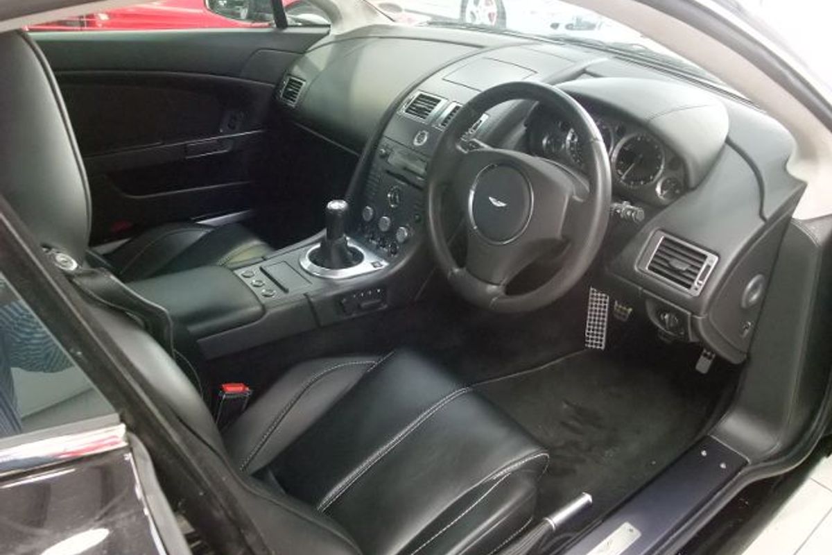 ASTON MARTIN Vantage AMV8