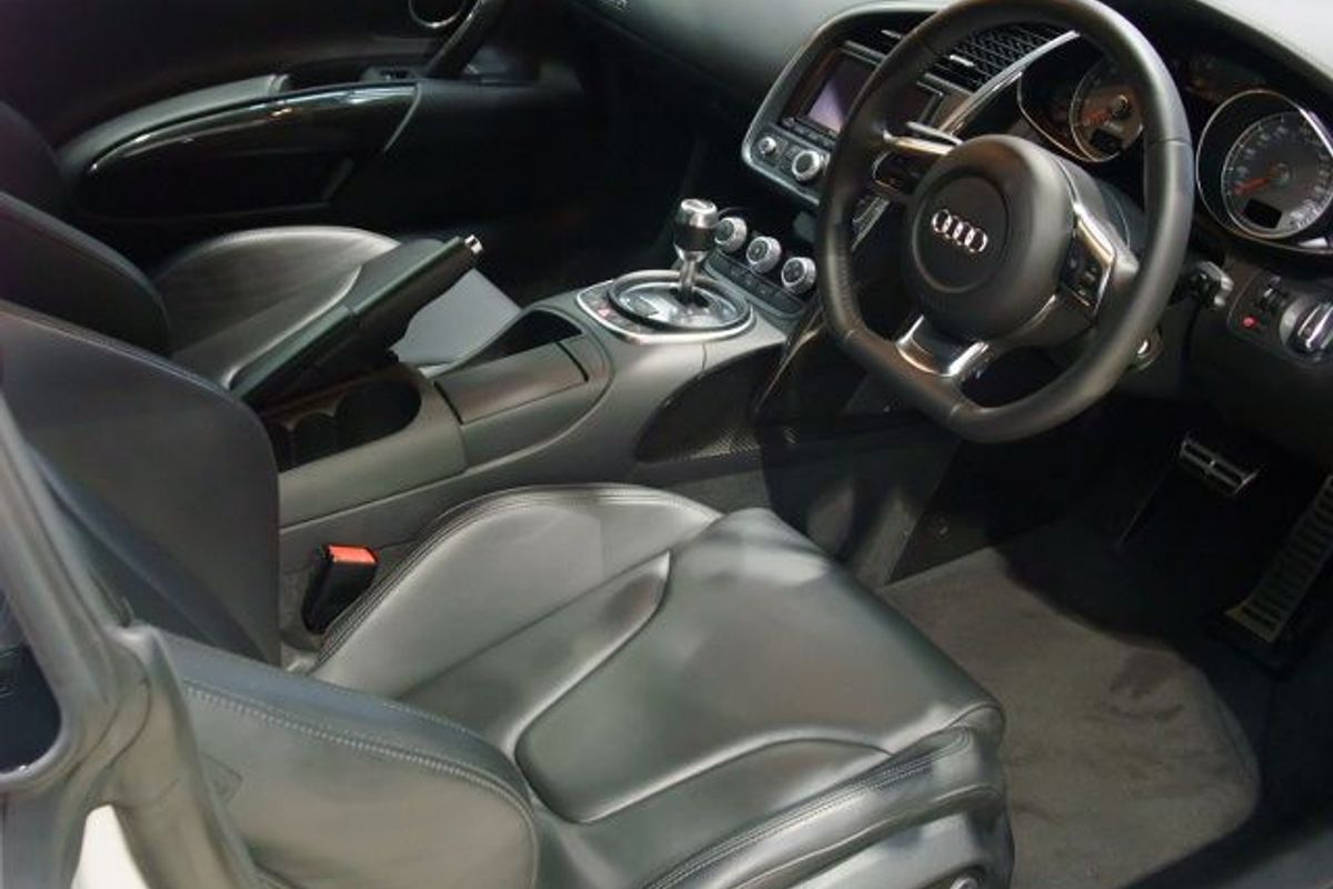 AUDI R8 R- Tronic V8 FSI Nice Big Spec