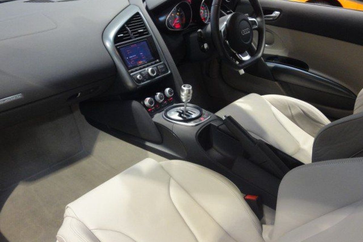 AUDI R8 6sp Man