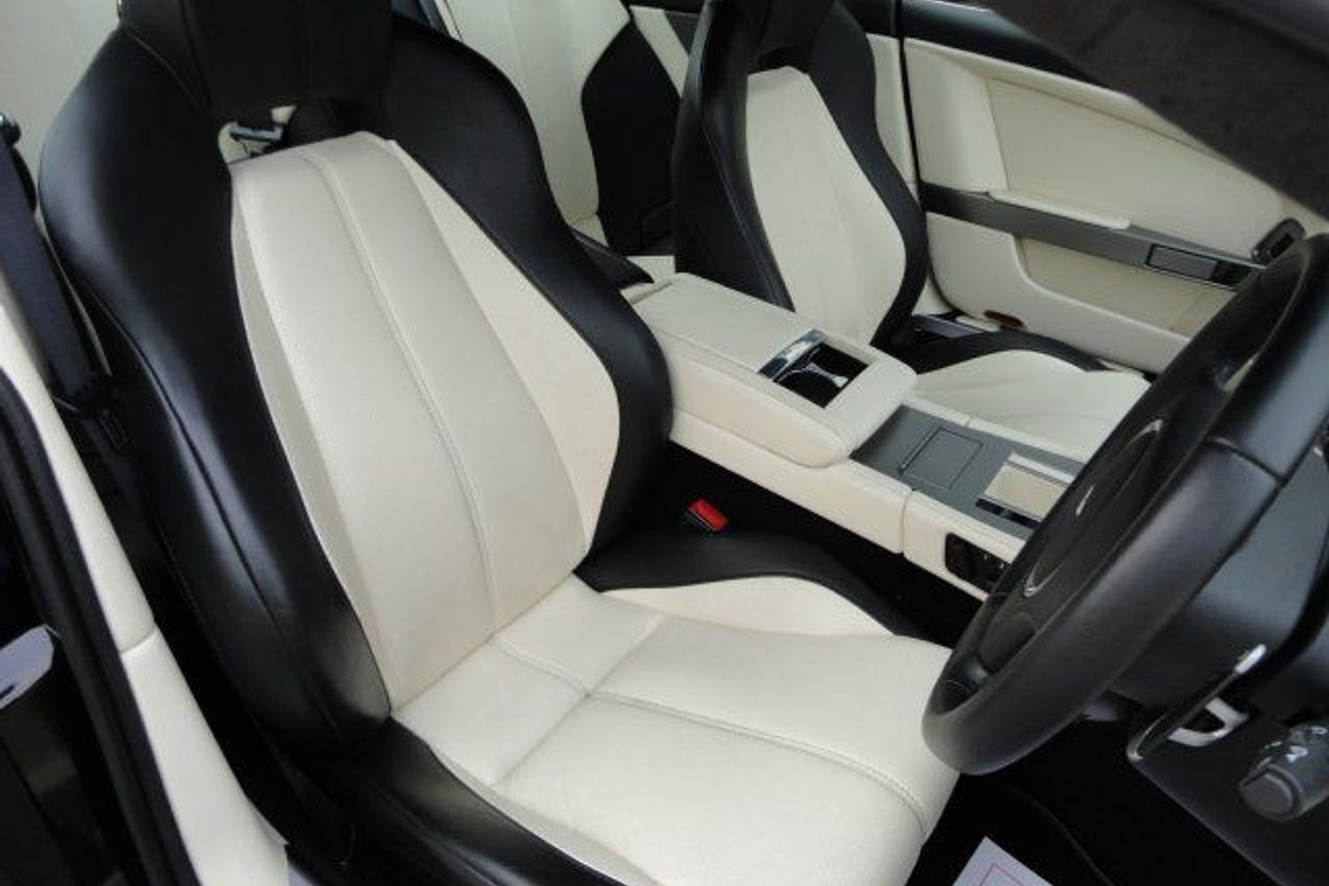ASTON MARTIN DB9 Stunning Colour combination