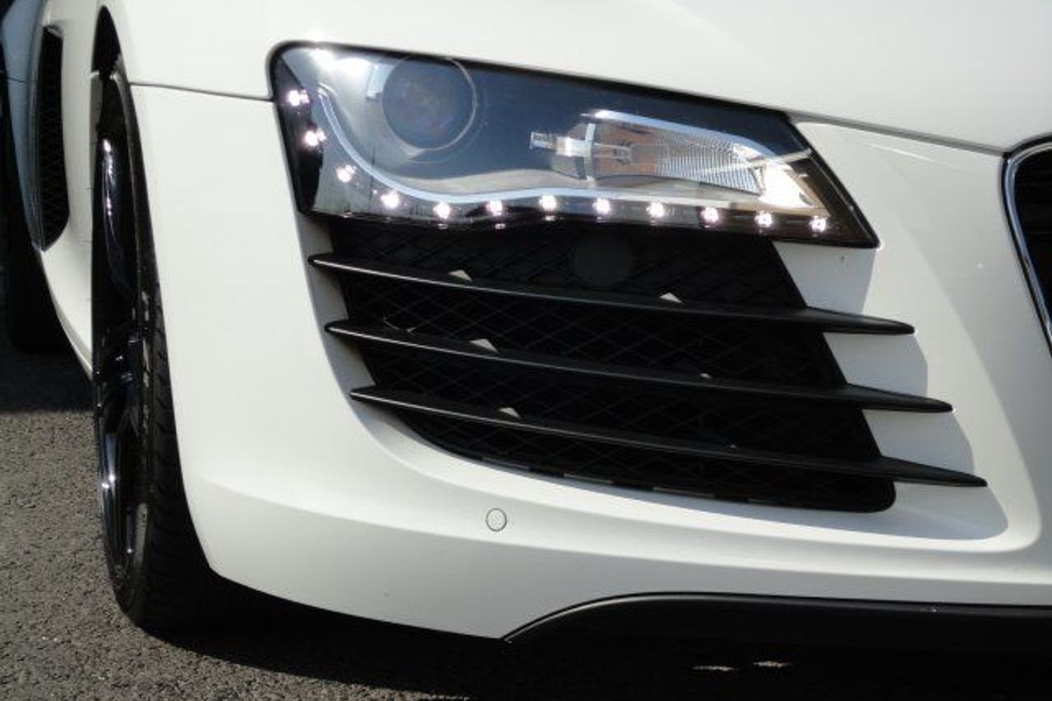 AUDI R8 V8 4.2 FSI 6sp Manual Brilliant White WE HAVE TWO OF THESE FANTASTIC AUDI R8 IN STOCK