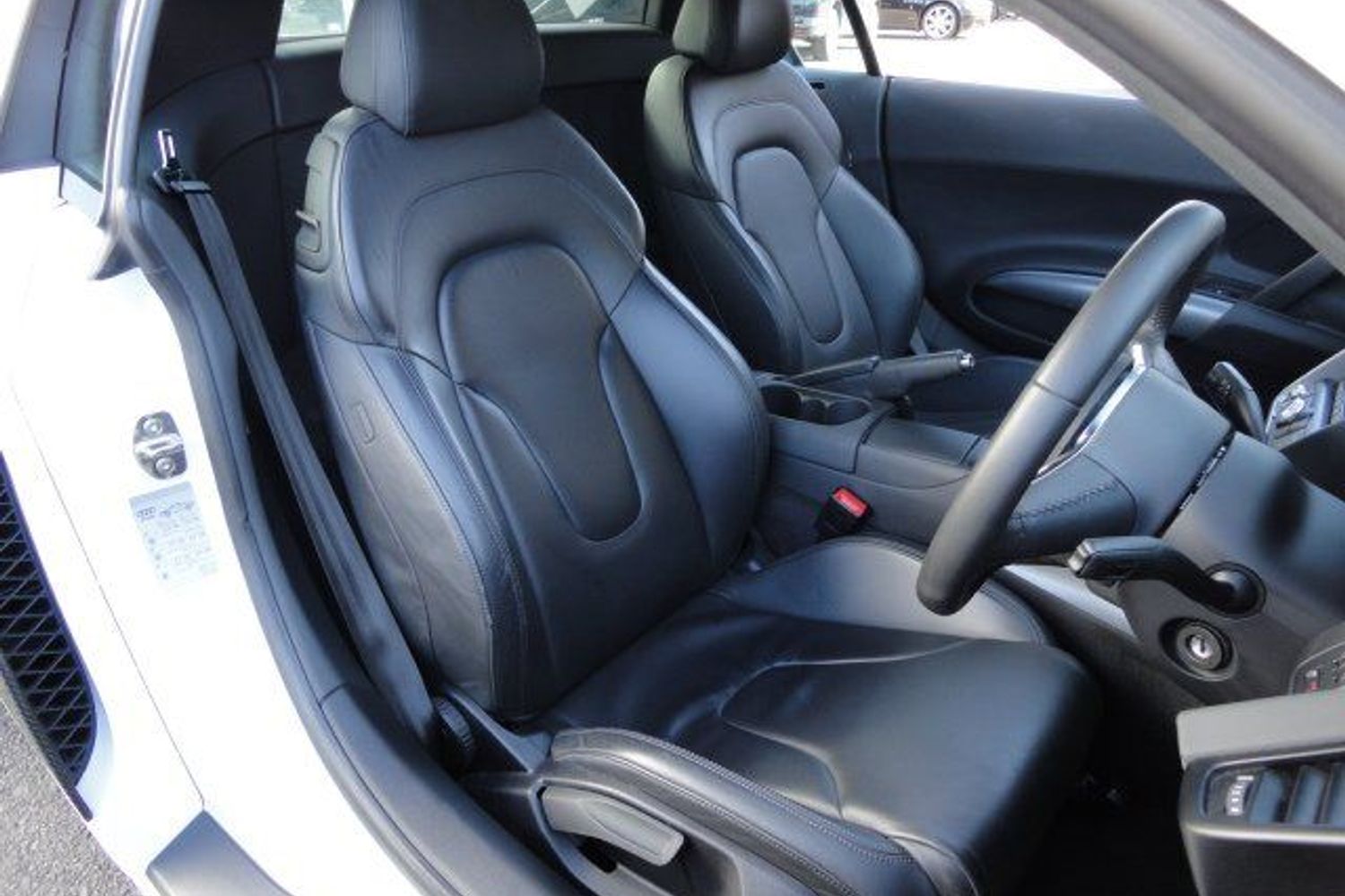 AUDI R8 V8 4.2 FSI 6sp Manual Brilliant White WE HAVE TWO OF THESE FANTASTIC AUDI R8 IN STOCK