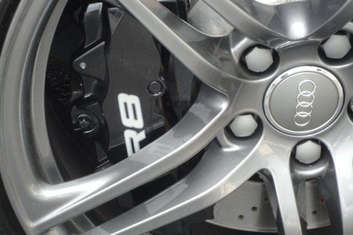 AUDI R8 V8 4.2 FSI 6sp Manual