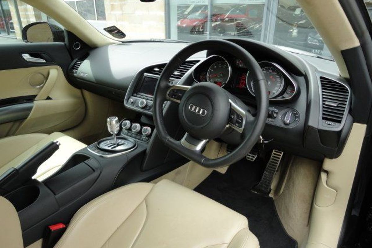 AUDI R8 V8 4.2 FSI 6sp Manual