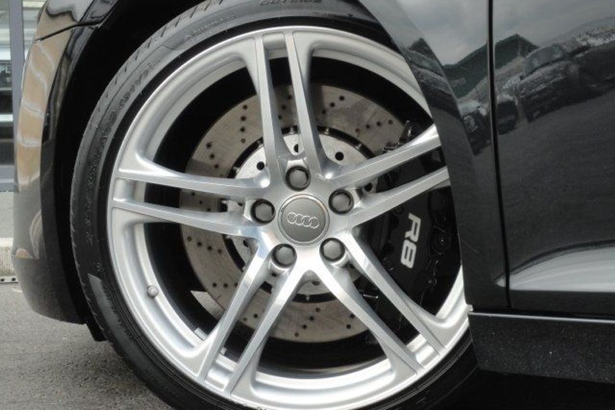 AUDI R8 V8 4.2 FSI 6sp Manual