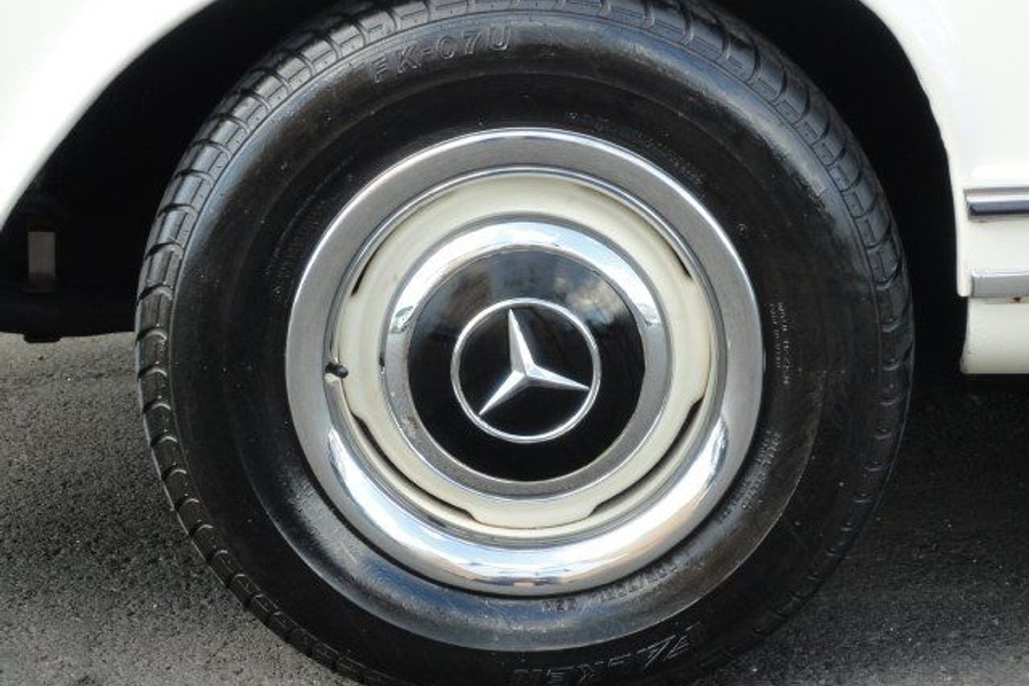 MERCEDES-BENZ 230 SL PAGODA "owned by Britt Ekland "