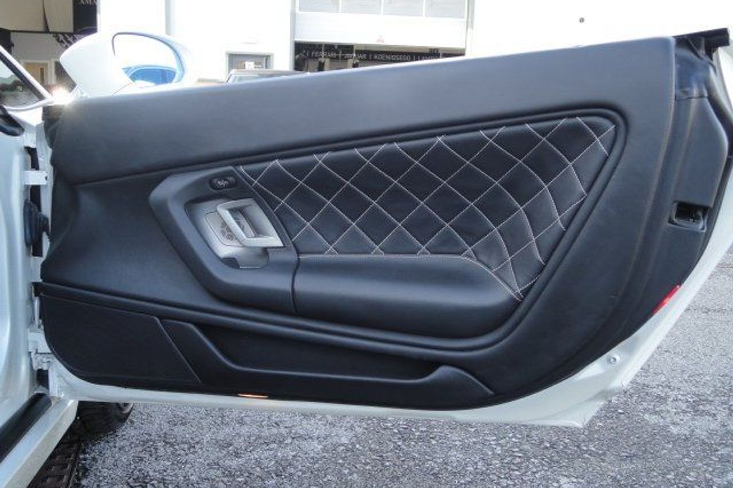 LAMBORGHINI Gallardo LP560-4 (Finished In Pearlescent Balloon White)