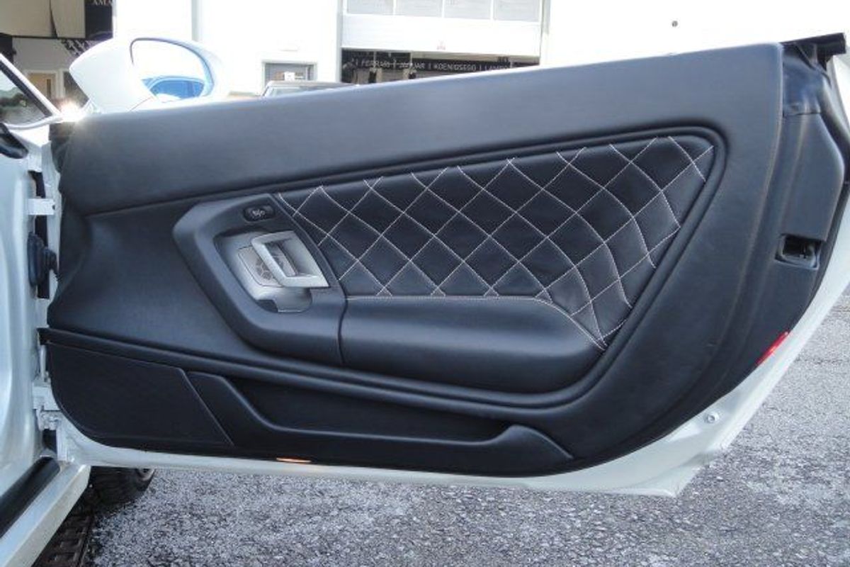 LAMBORGHINI Gallardo LP560-4 (Finished In Pearlescent Balloon White)