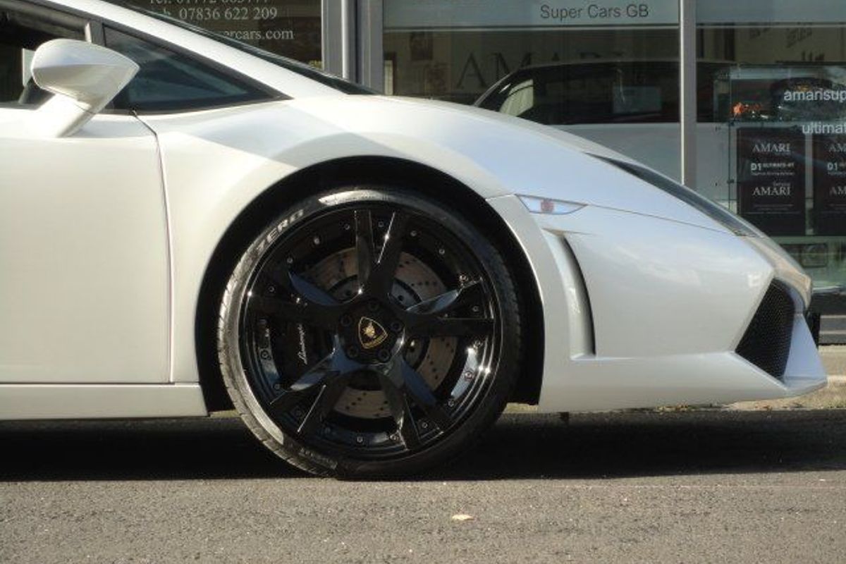 LAMBORGHINI Gallardo LP560-4 (Finished In Pearlescent Balloon White)