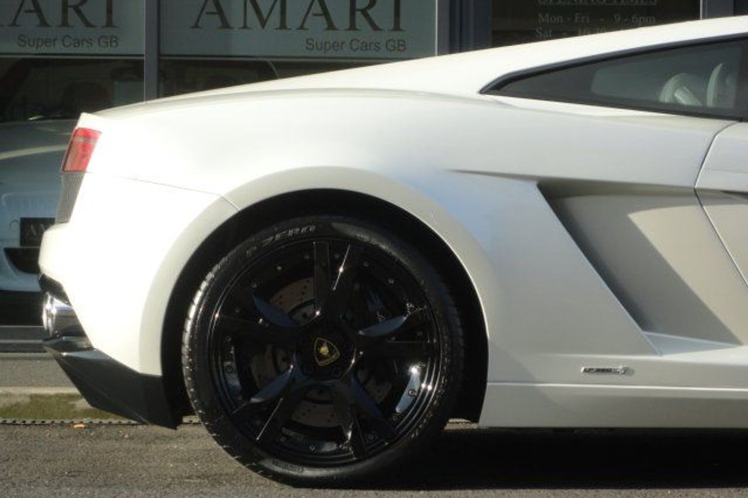 LAMBORGHINI Gallardo LP560-4 (Finished In Pearlescent Balloon White)