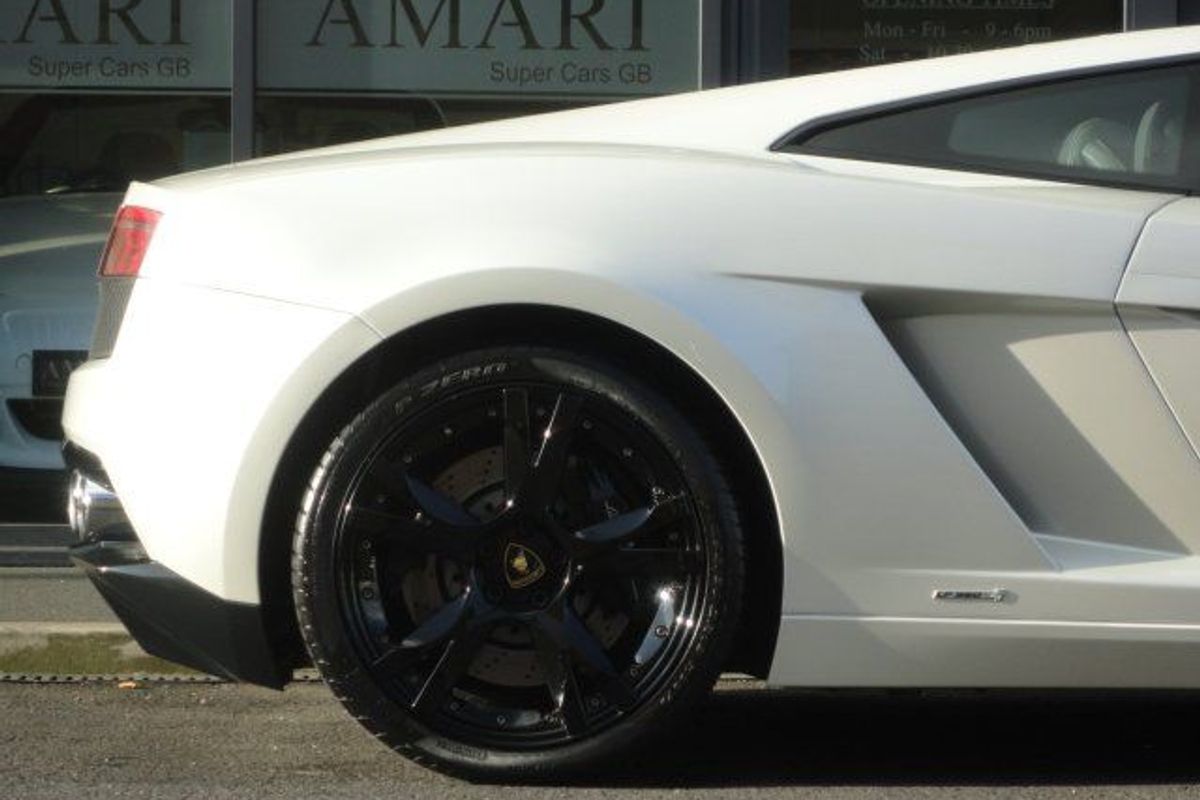 LAMBORGHINI Gallardo LP560-4 (Finished In Pearlescent Balloon White)