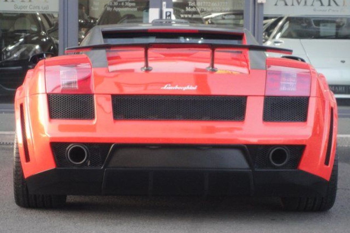 LAMBORGHINI Invidia Wide Arch Conversion