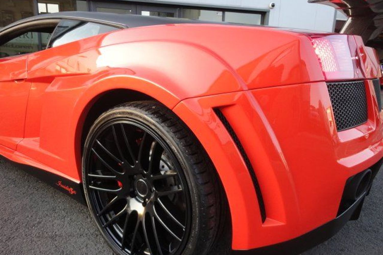 LAMBORGHINI Invidia Wide Arch Conversion