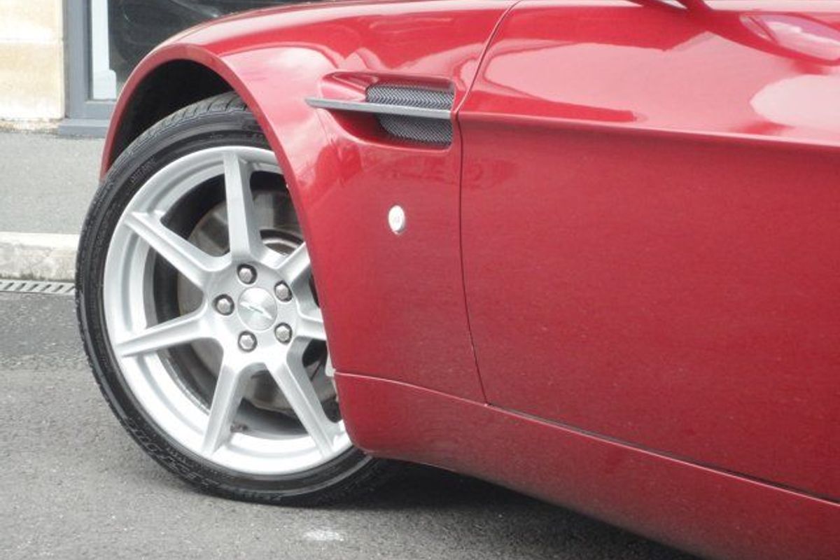 ASTON MARTIN Vantage V8