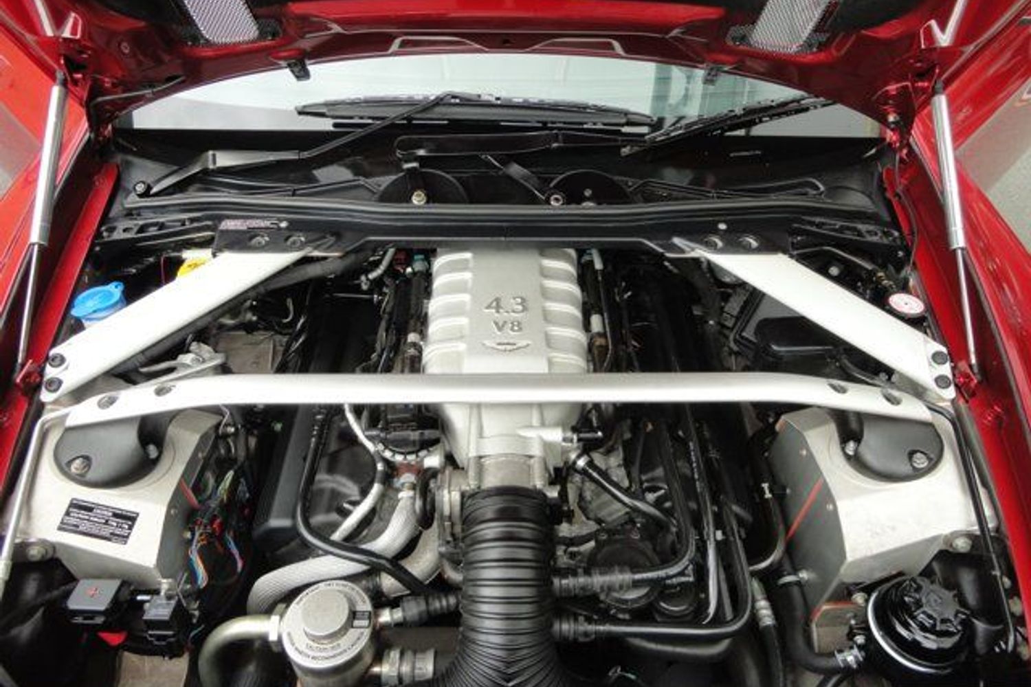 ASTON MARTIN Vantage V8