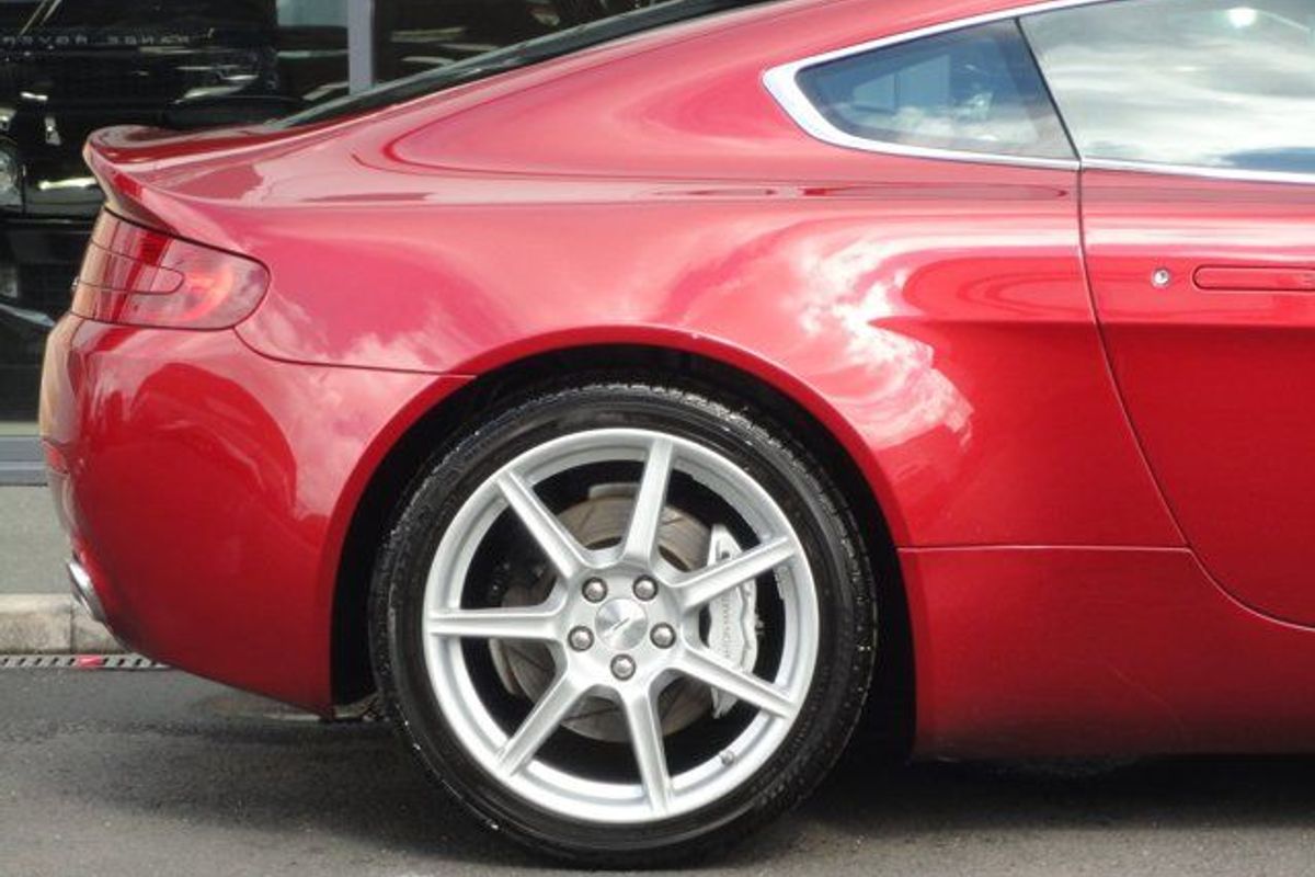 ASTON MARTIN Vantage V8