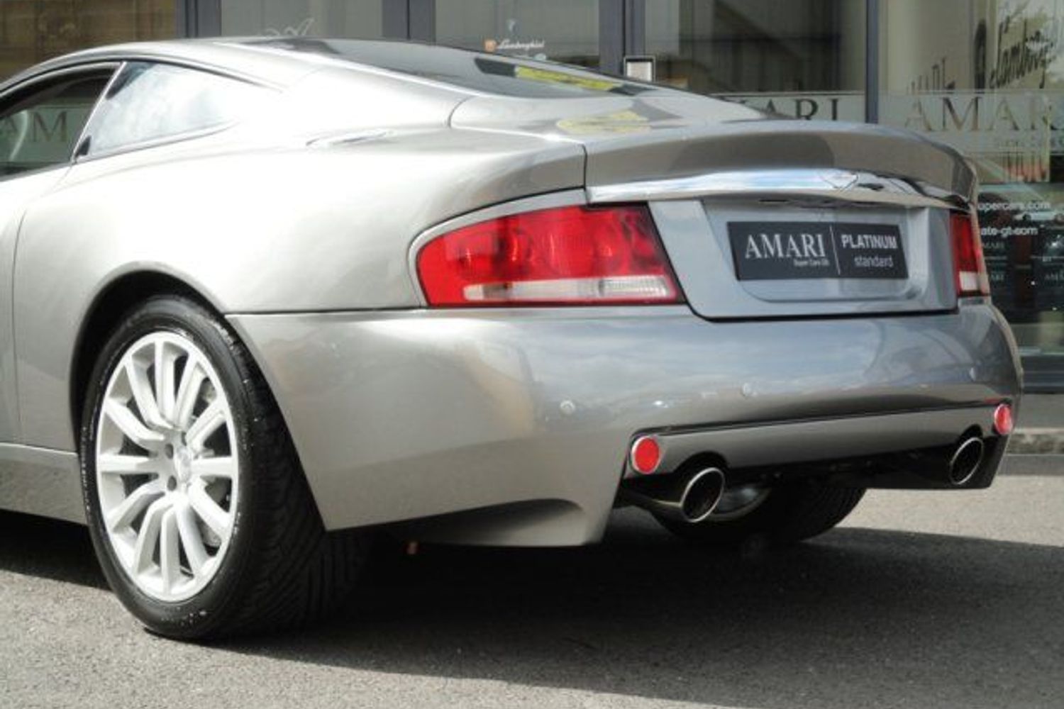 Aston Martin Vanquish V12
