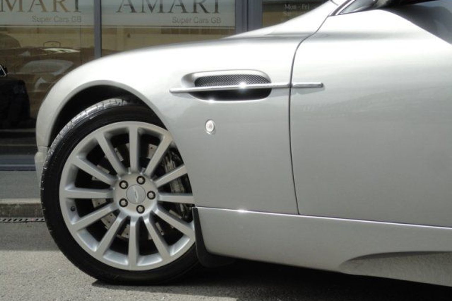 Aston Martin Vanquish V12