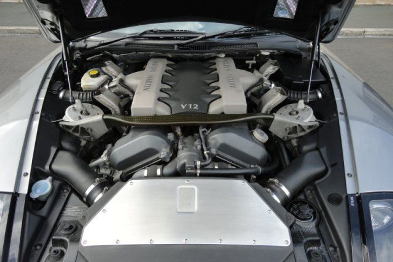 Aston Martin Vanquish V12