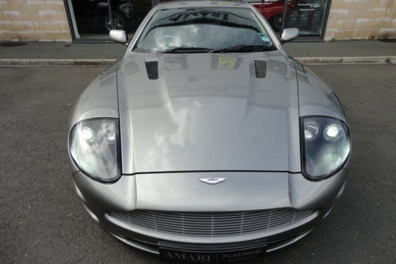 Aston Martin Vanquish V12