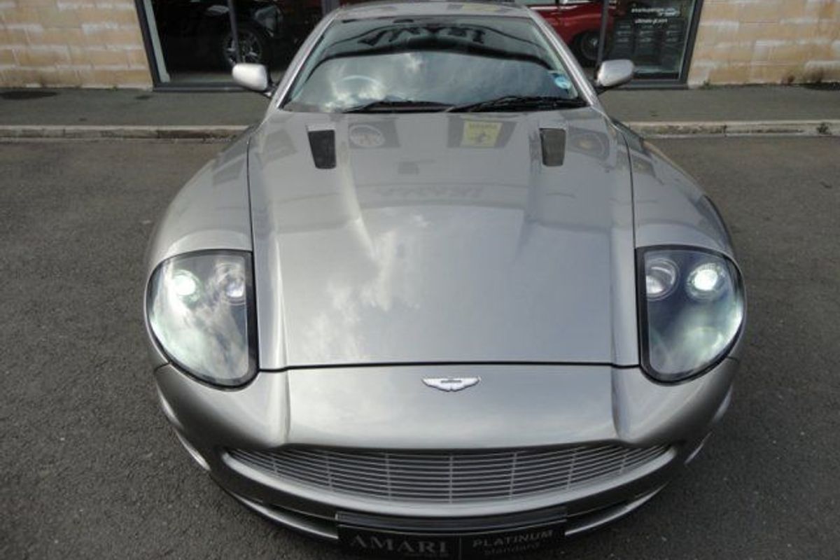 Aston Martin Vanquish V12