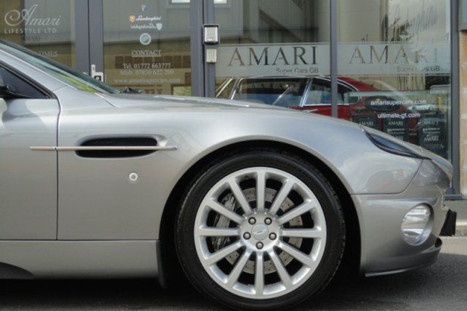 Aston Martin Vanquish V12