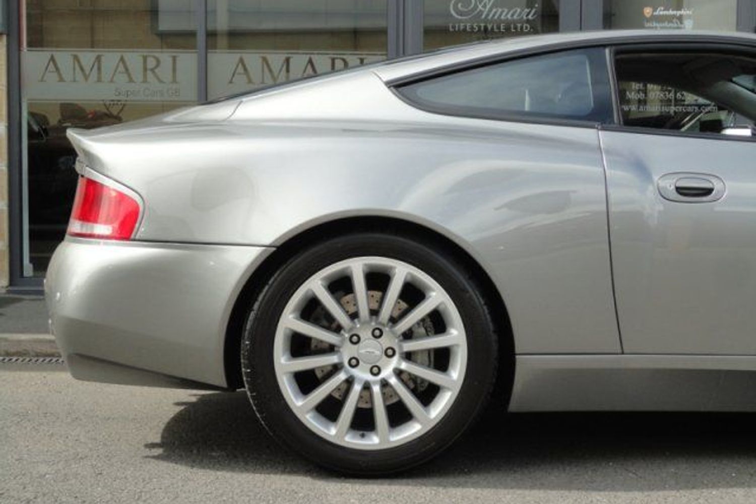 Aston Martin Vanquish V12