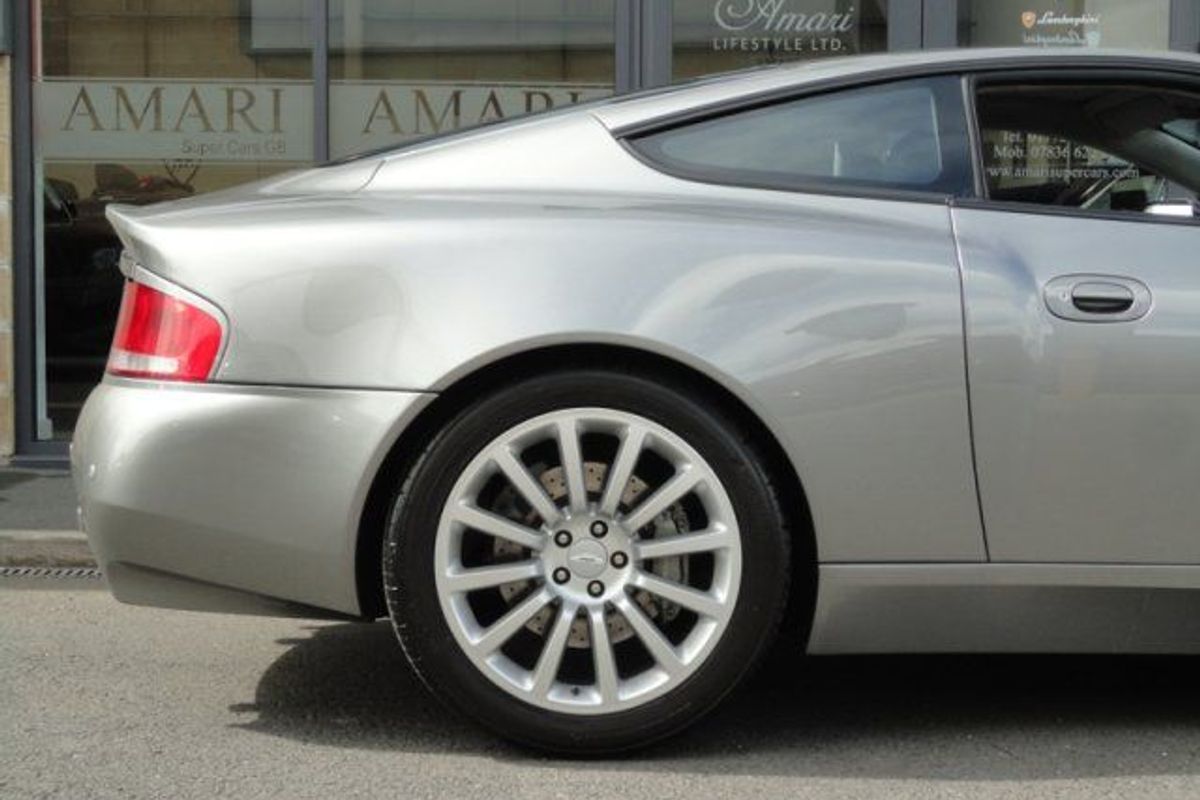 Aston Martin Vanquish V12