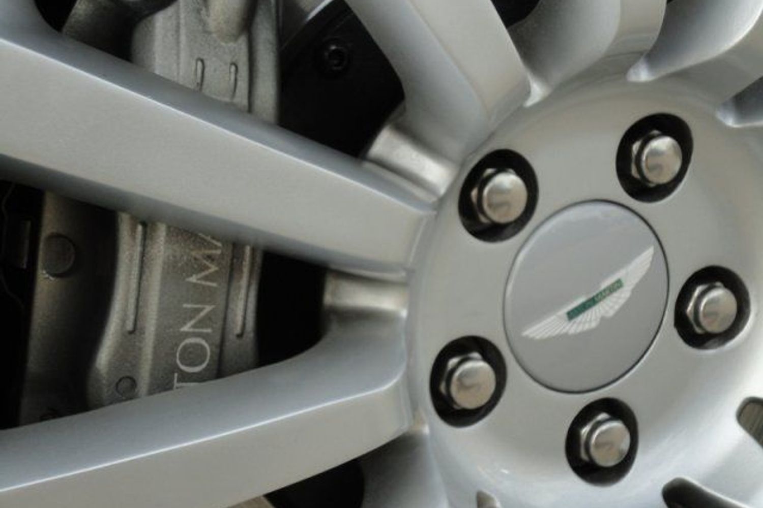 Aston Martin Vanquish V12