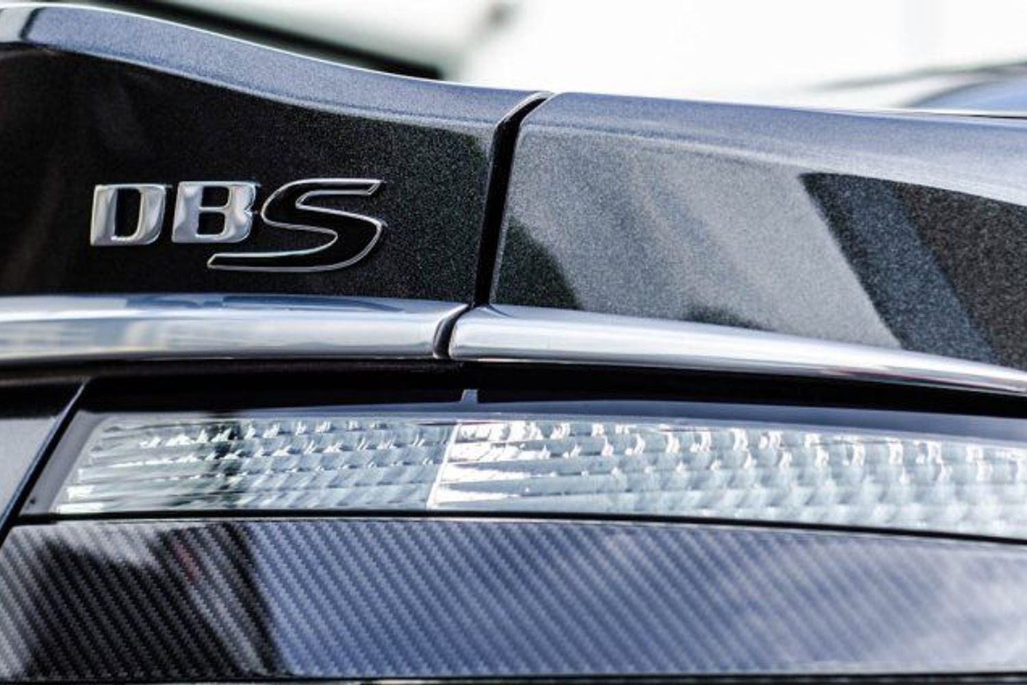 ASTON MARTIN DBS Carbon Edition