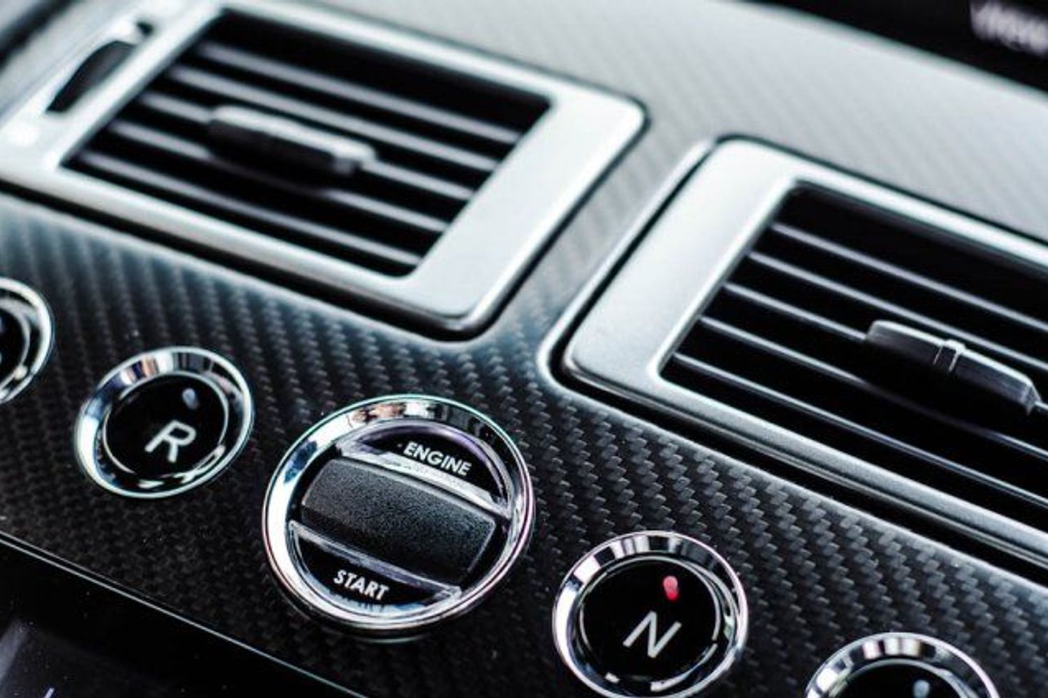 ASTON MARTIN DBS Carbon Edition