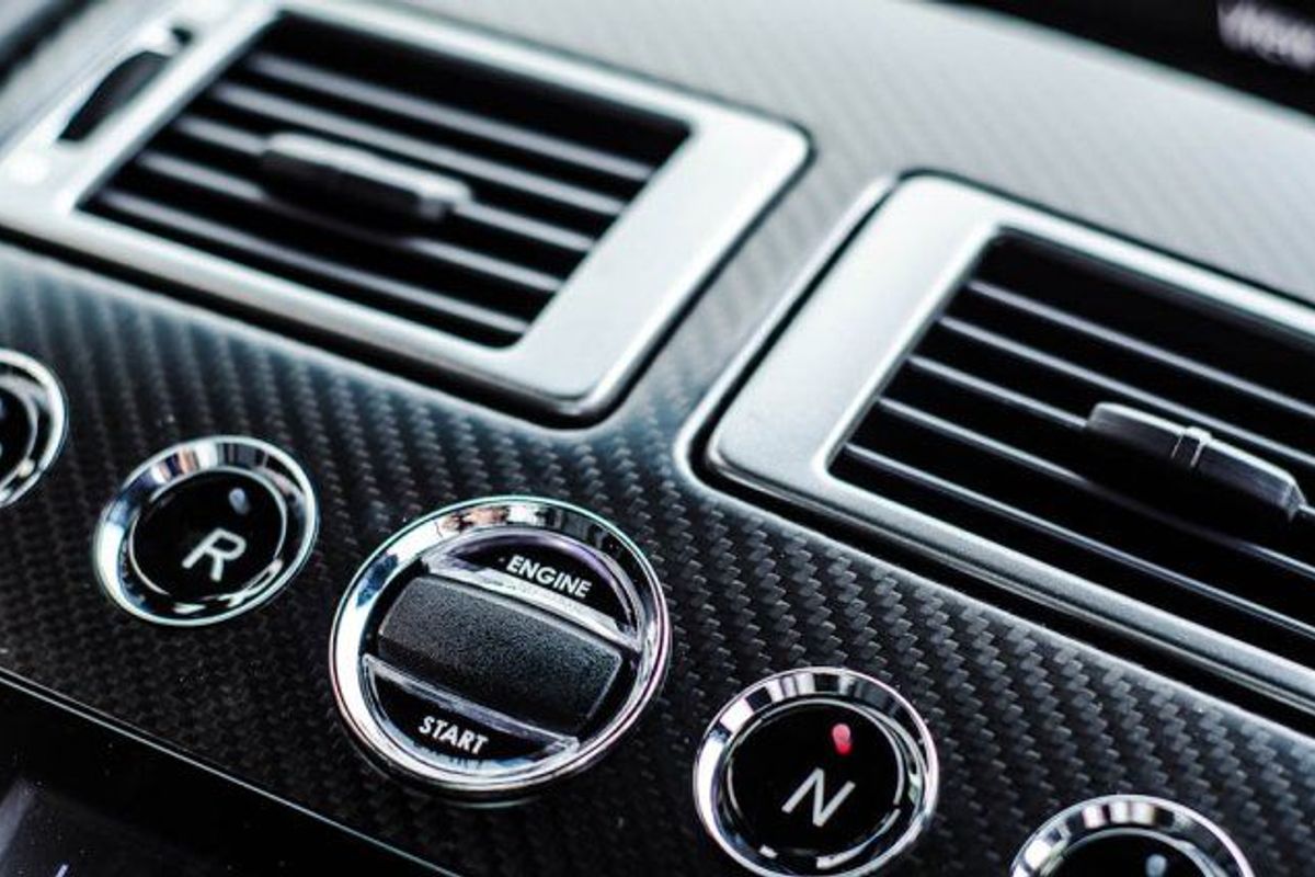 ASTON MARTIN DBS Carbon Edition