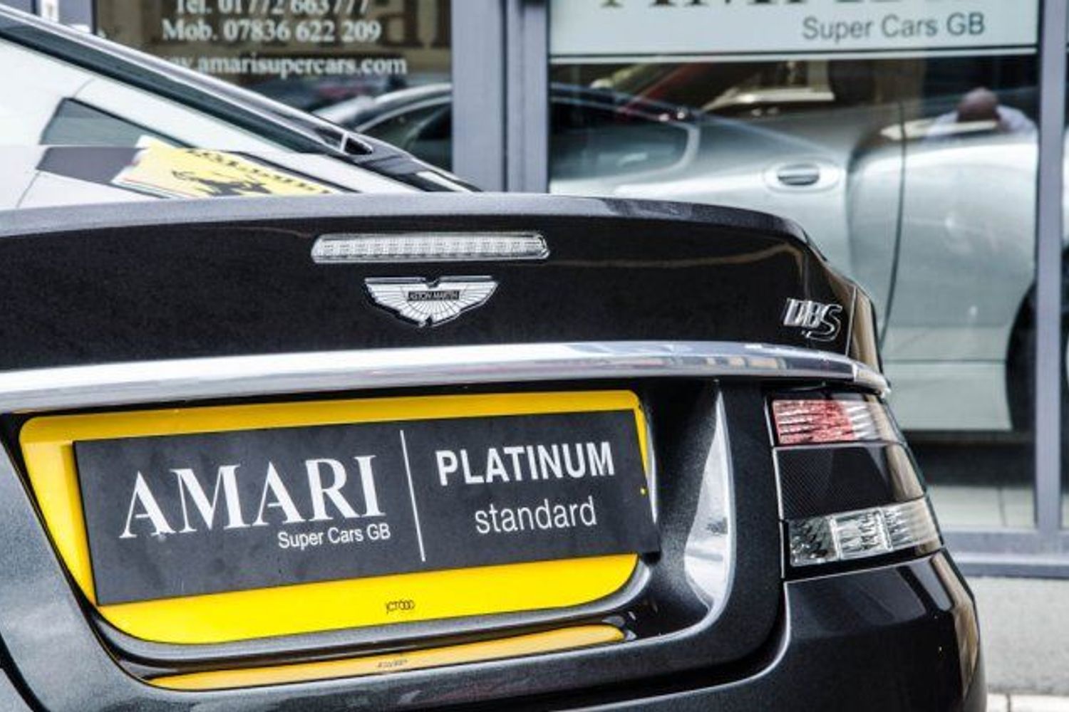 ASTON MARTIN DBS Carbon Edition