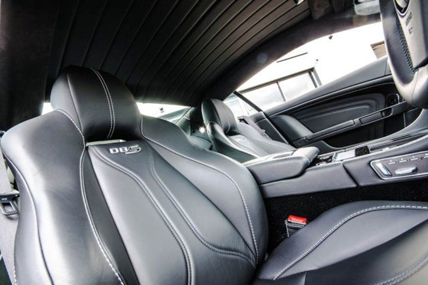 ASTON MARTIN DBS Carbon Edition
