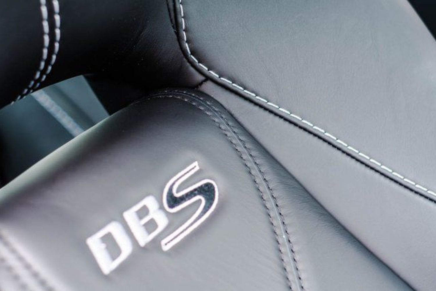 ASTON MARTIN DBS Carbon Edition