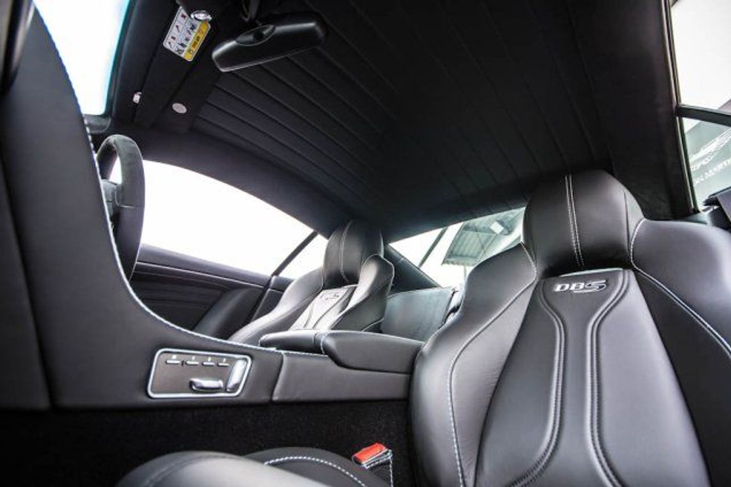 ASTON MARTIN DBS Carbon Edition