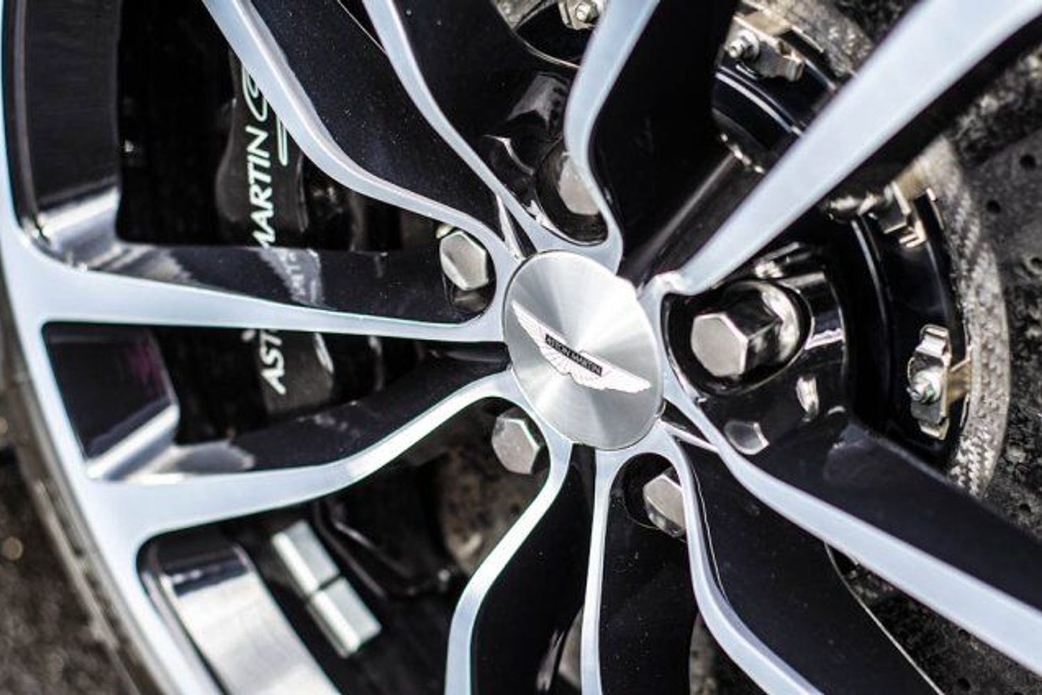 ASTON MARTIN DBS Carbon Edition