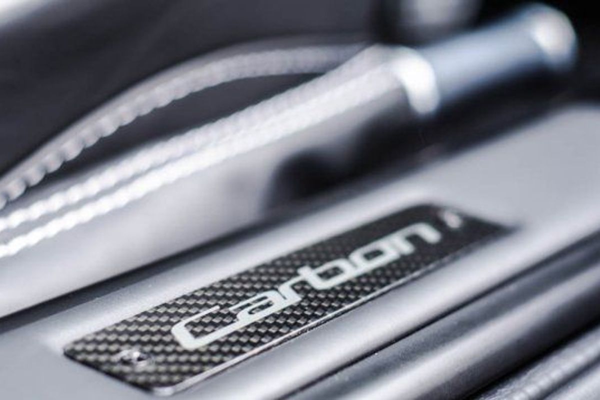 ASTON MARTIN DBS Carbon Edition