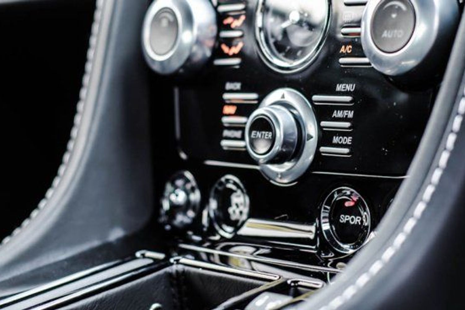 ASTON MARTIN DBS Carbon Edition