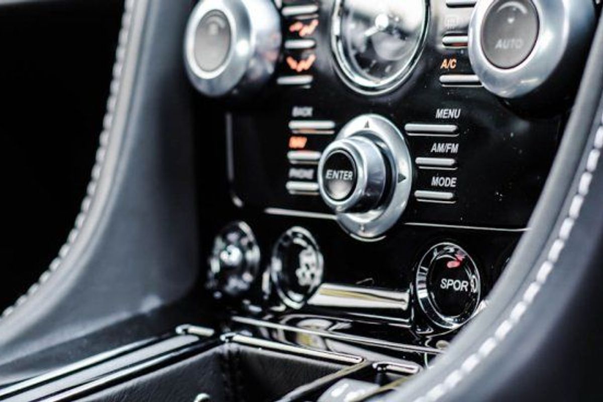 ASTON MARTIN DBS Carbon Edition